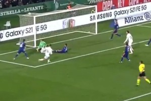  热刺绝平进球引争议，VAR判定越位在先无效  